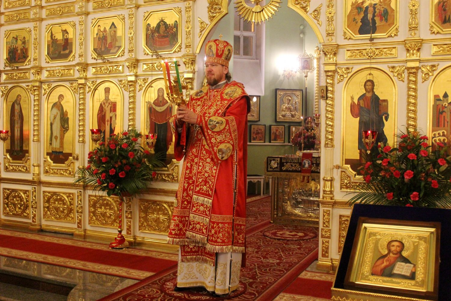 В праздник Светлого Христова Воскресения глава Приморской митрополии возглавил торжественное богослужение в Покровском соборе