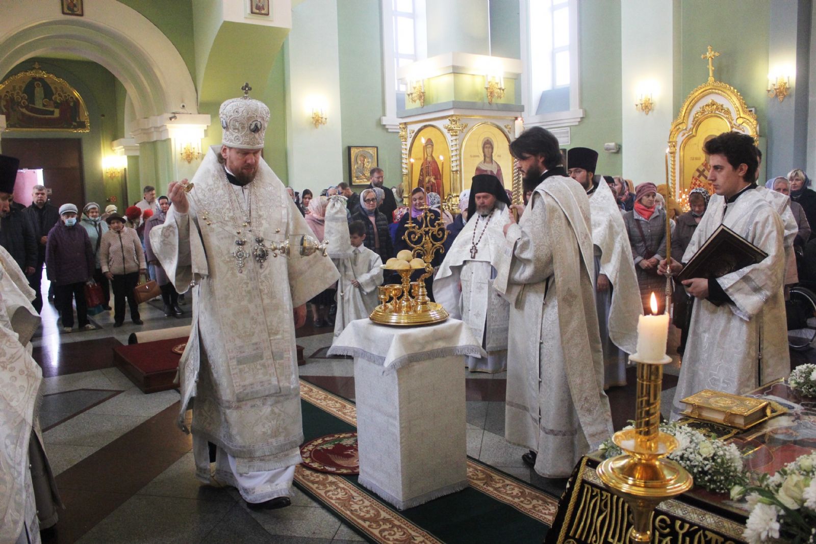 В Великую Субботу митрополит Владимир совершил Литургию Василия Великого в Покровском соборе