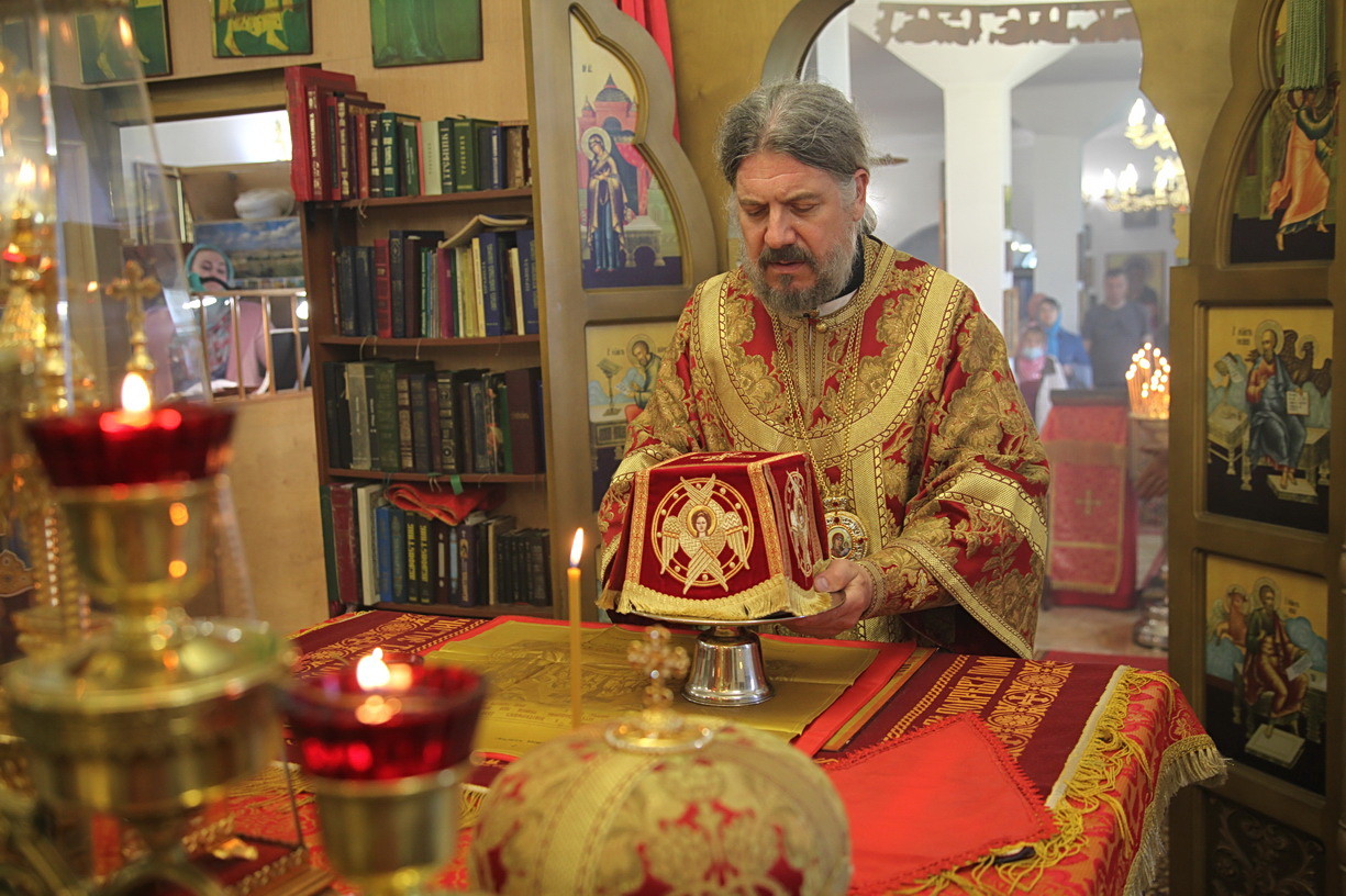 В день памяти перенесения мощей святителя Николая, архиепископа Мир Ликийских в град Бар, епископ Находкинский и Преображенский Николай совершил Божественную литургию в храме в честь святителя Николая Чудотворца г. Большой Камень.