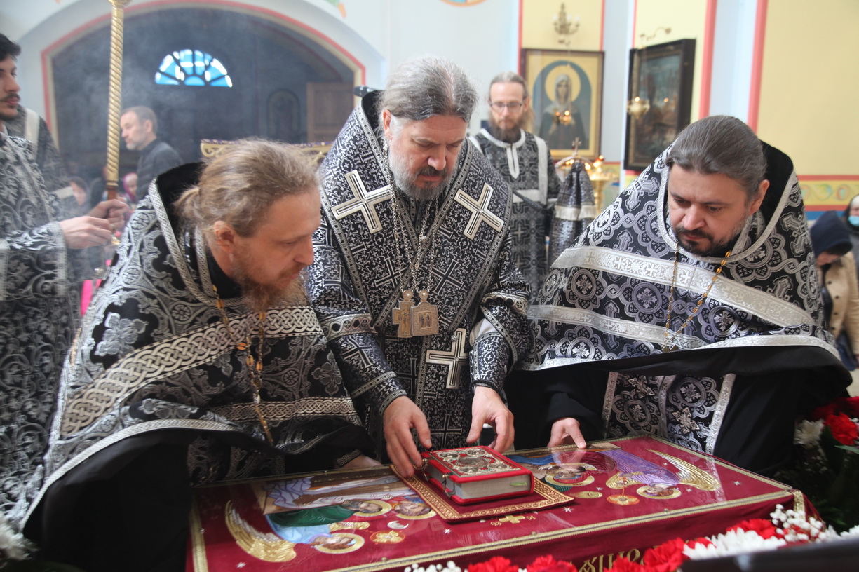 В Великую пятницу, епископ Находкинский и Преображенский Николай совершил вечерню с выносом Плащаницы Спасителя в Казанском Кафедральном соборе г. Находки.