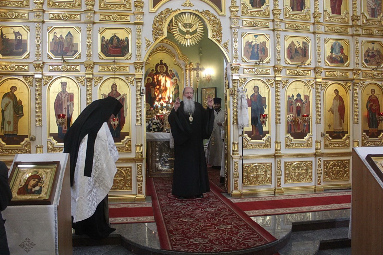 В канун праздника Вознесения Господня три архиерея совершили всенощное бдение в Покровском соборе.