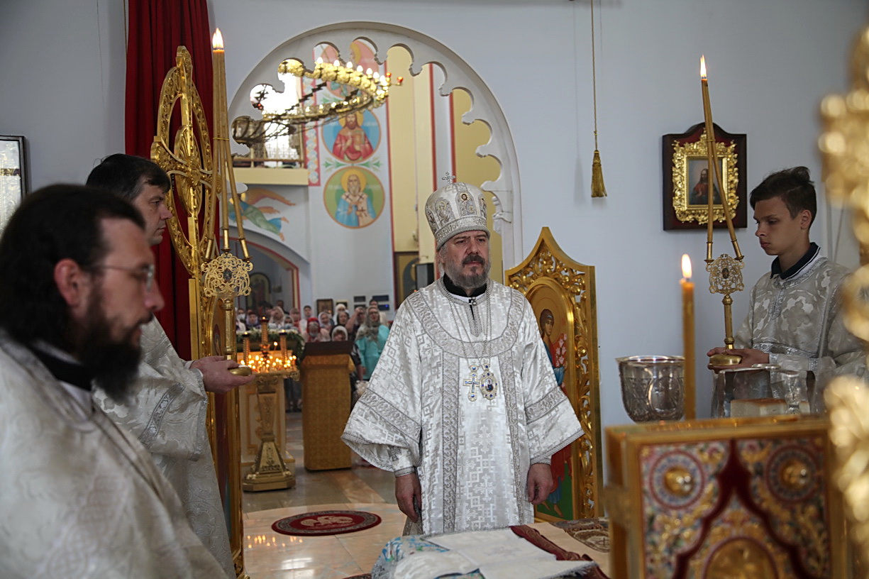 В неделю 7-ю по Пасхе, памяти святых отцов I Вселенского Собора, епископ Находкинский и Преображенский Николай совершил Божественную литургию в Казанском Кафедральном соборе г.Находки.