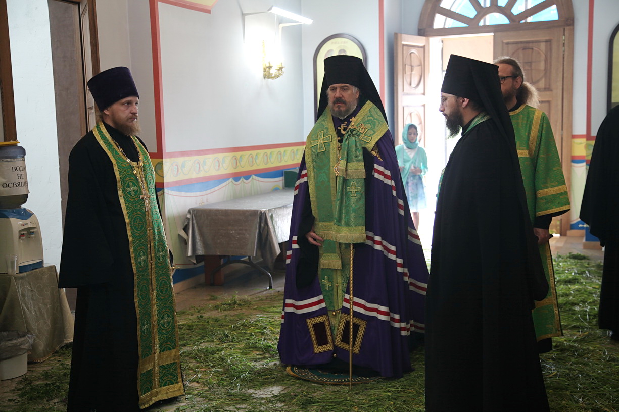 В канун праздника Святой Троицы епископ Николай совершил всенощное бдение в Кафедральном соборе Находки.