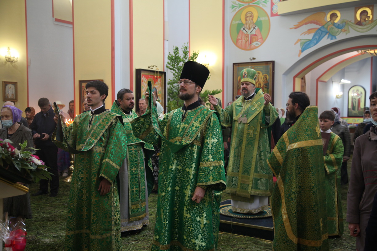 В праздник Пятидесятницы епископ Находкинский и Преображенский Николай совершил праздничную Божественную литургию в Казанском соборе г. Находки.