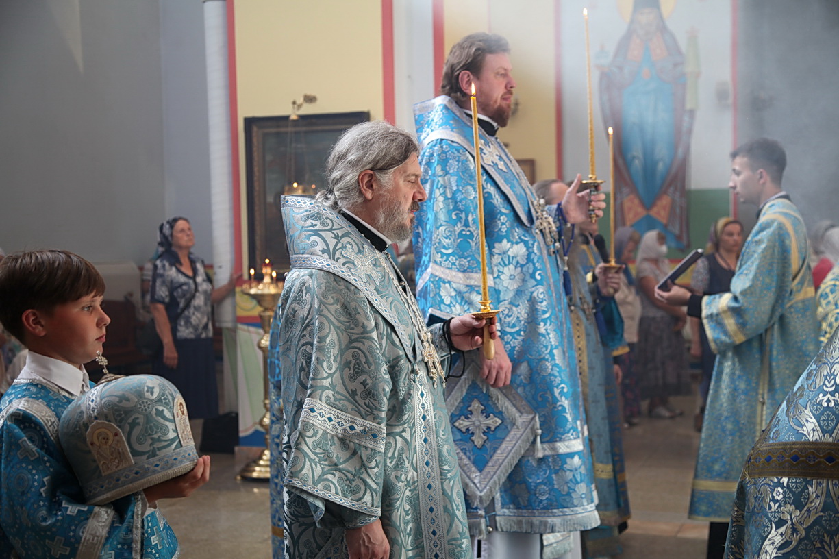 Митрополит Владимир возглавил всенощное бдение в Казанском кафедральном соборе города Находки в канун престольного праздника.
