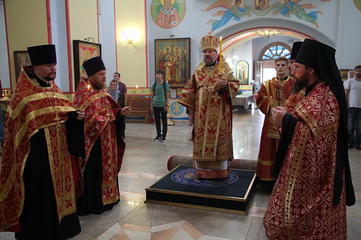 В канун дня памяти Усекновения главы пророка Иоанна Предтечи епископ Николай возглавил всенощное бдение в Казанском соборе г. Находки.