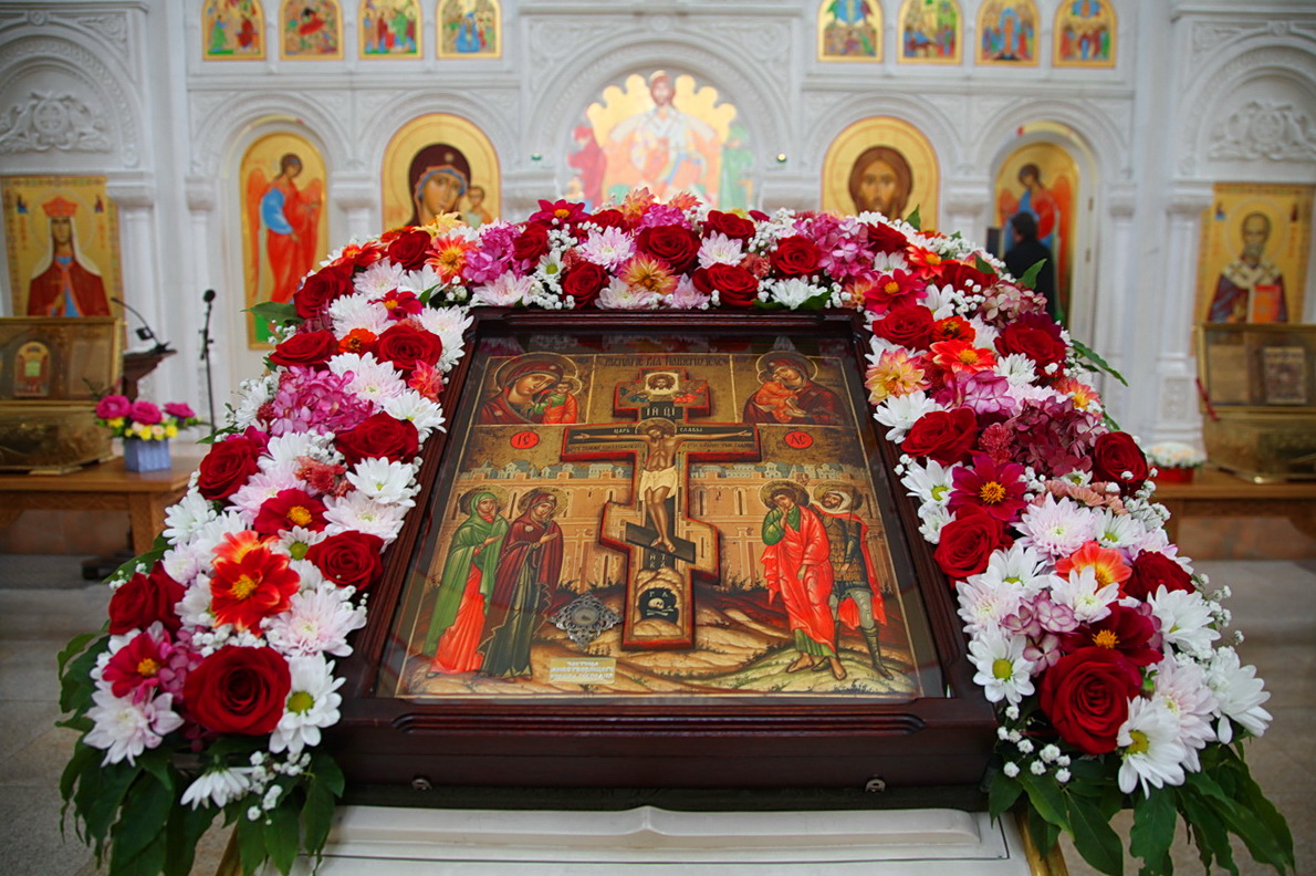 В праздник Воздвижения Честного и Животворящего Креста Господня, епископ Находкинский и Преображенский Николай совершил Божественную литургию в Казанском Кафедральном соборе г. Находки.