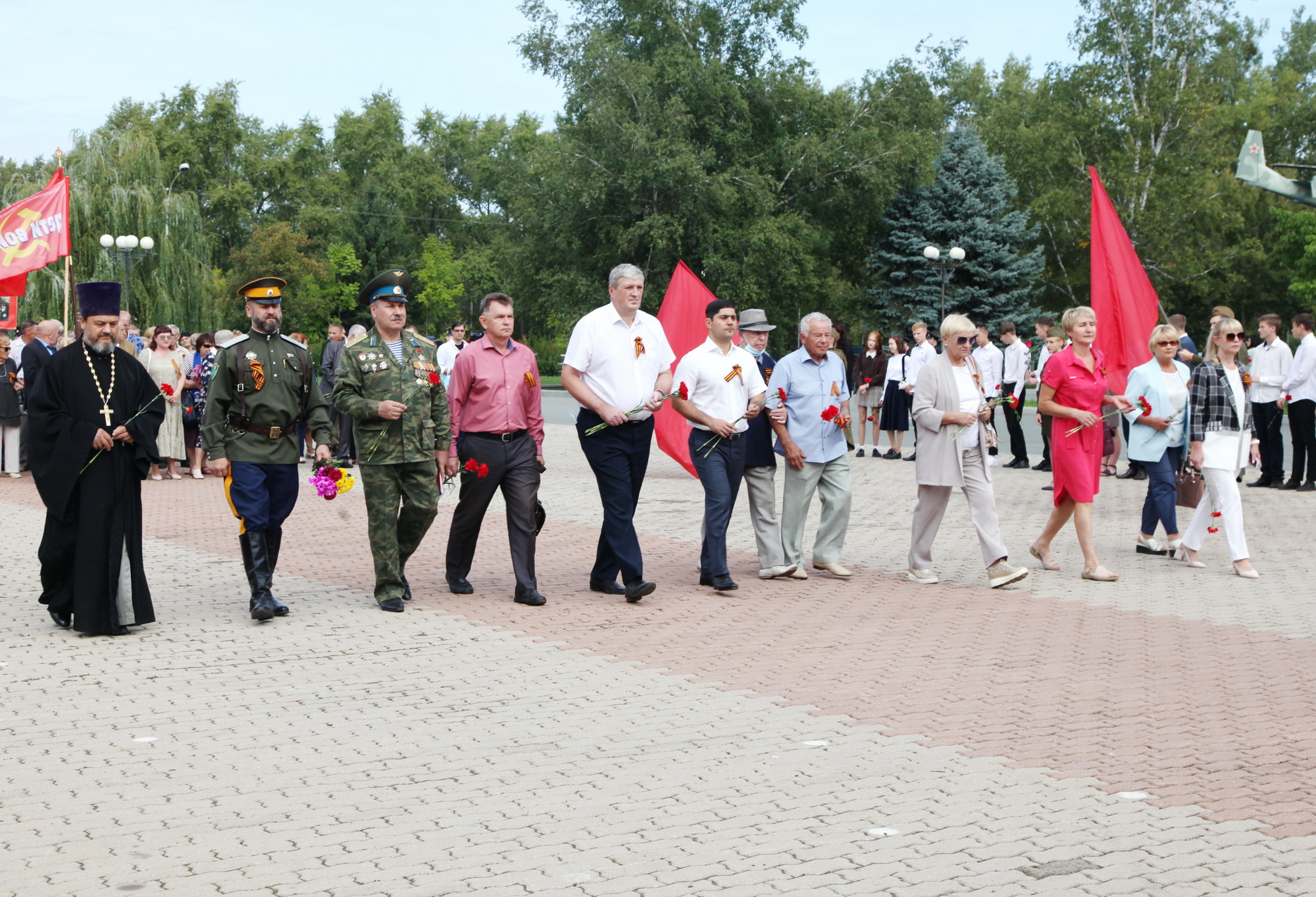 Представители Арсеньевской епархии протоиерей Николай Хоменко, иерей Димитрий Овчинников и сестры приняли участие в торжественном мероприятии, посвященном 76-й годовщине окончания Второй мировой войны (+ Фото)