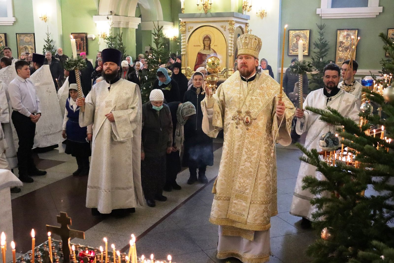 Глава Приморской митрополии совершил всенощное бдение в Покровском соборе