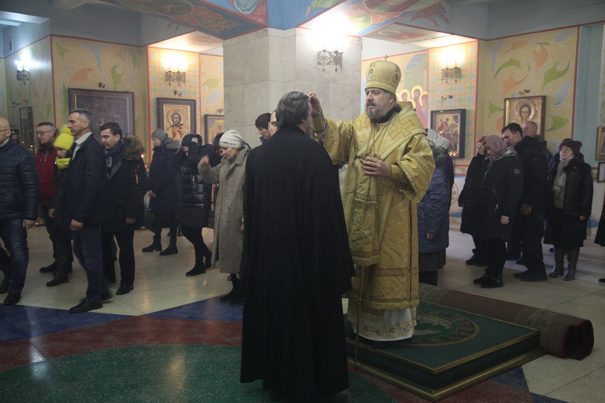 Епископ Находкинский и Преображенский Николай возглавил всенощное бдение в Казанском соборе.