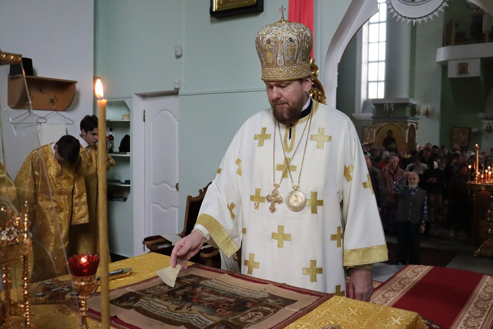 Глава Приморской митрополии совершил Божественную литургию в Покровском соборе