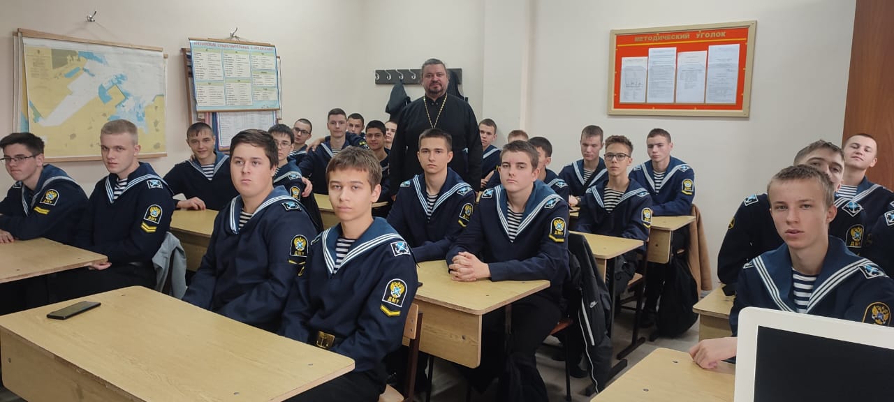 Беседа священника с курсантами о патриотизме.