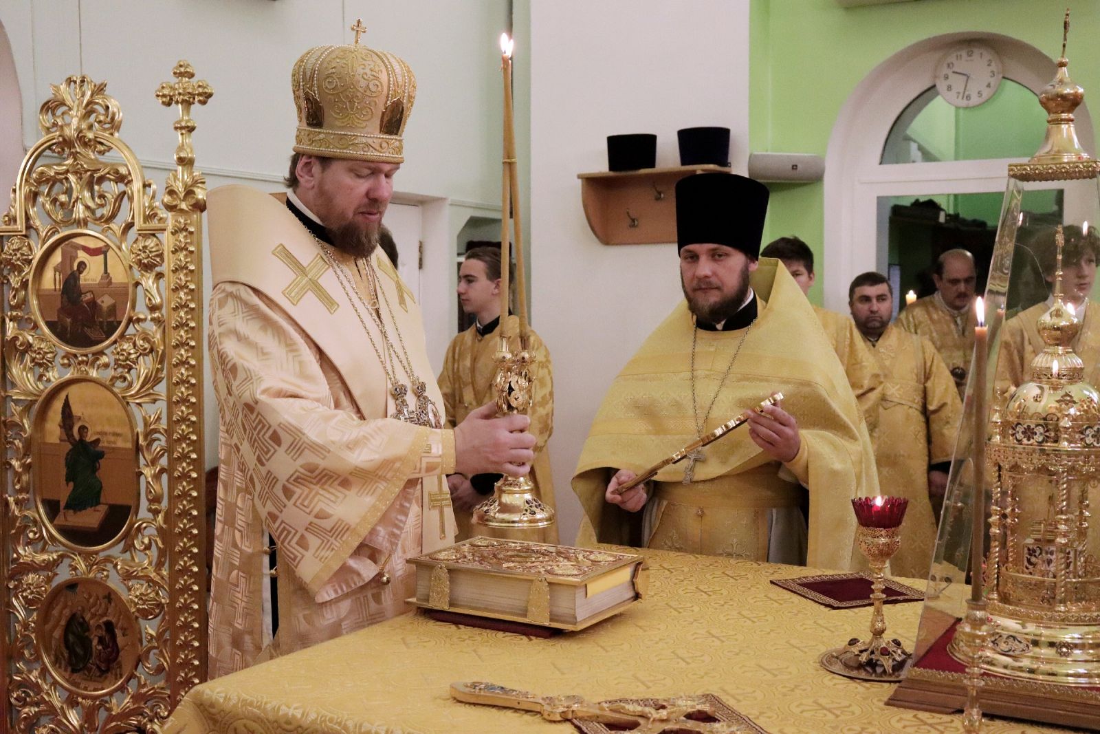 Глава Приморской митрополии совершил Божественную литургию в Покровском соборе