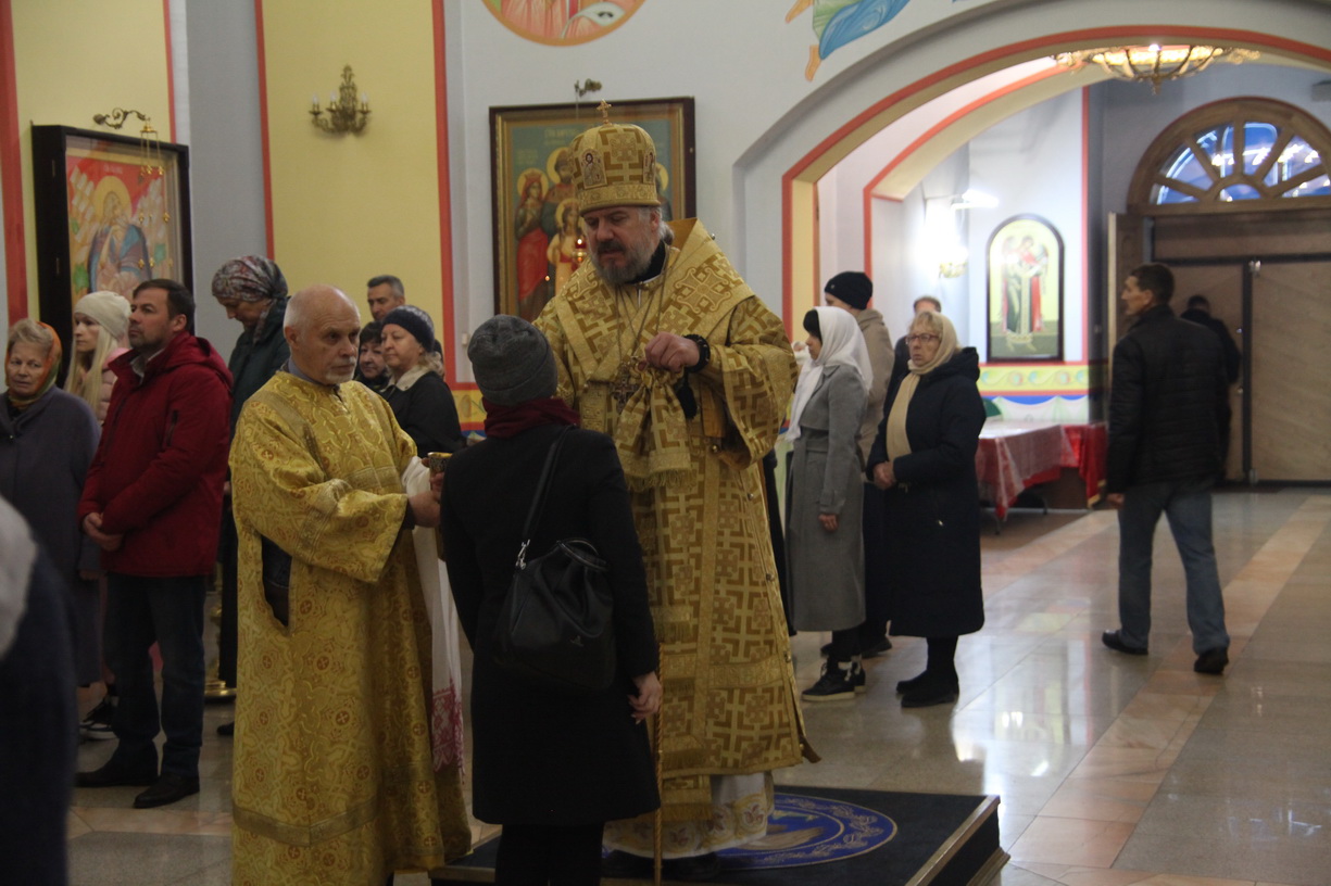 Епископ Находкинский и Преображенский Николай возглавил всенощное бдение в Казанском соборе.