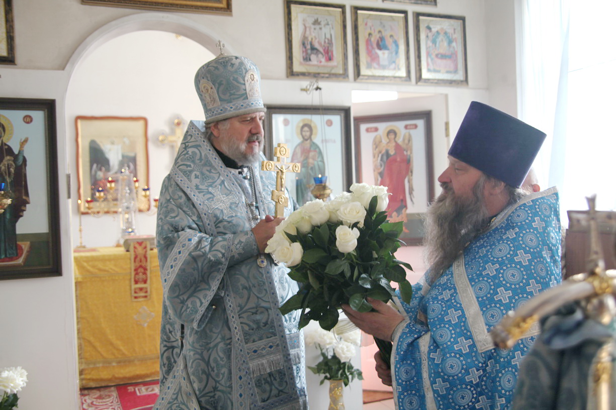 В праздник Казанской иконы Божией Матери и День народного единства епископ Находкинский и Преображенский Николай совершил Божественную литургию в храме Казанской иконы Божией Матери с. Казанка.