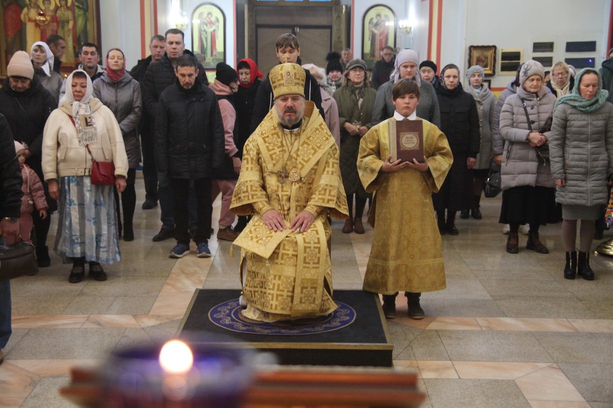 В Неделю 21-ю по Пятидесятнице епископ Находкинский и Преображенский Николай совершил Божественную литургию свт. Иоанна Златоуста в Казанском Кафедральном соборе г. Находки.