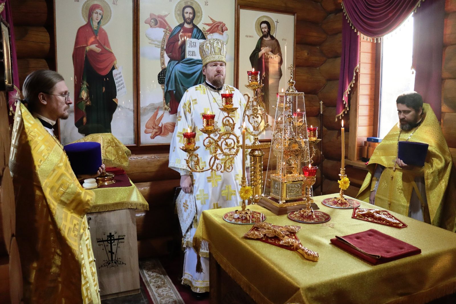 Митрополит Владимир совершил Божественную литургию в храме святого благоверного великого князя Александра Невского города Уссурийска