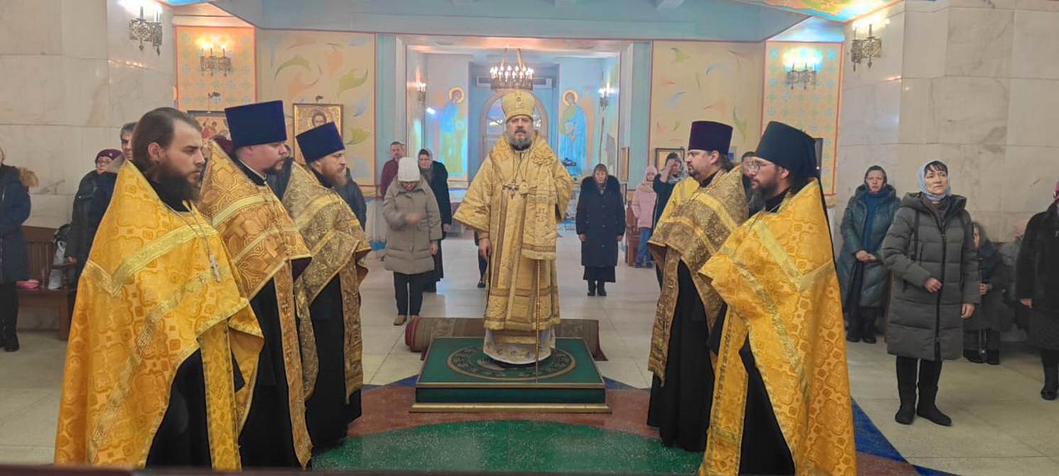 Епископ Находкинский и Преображенский Николай возглавил всенощное бдение в Казанском соборе.