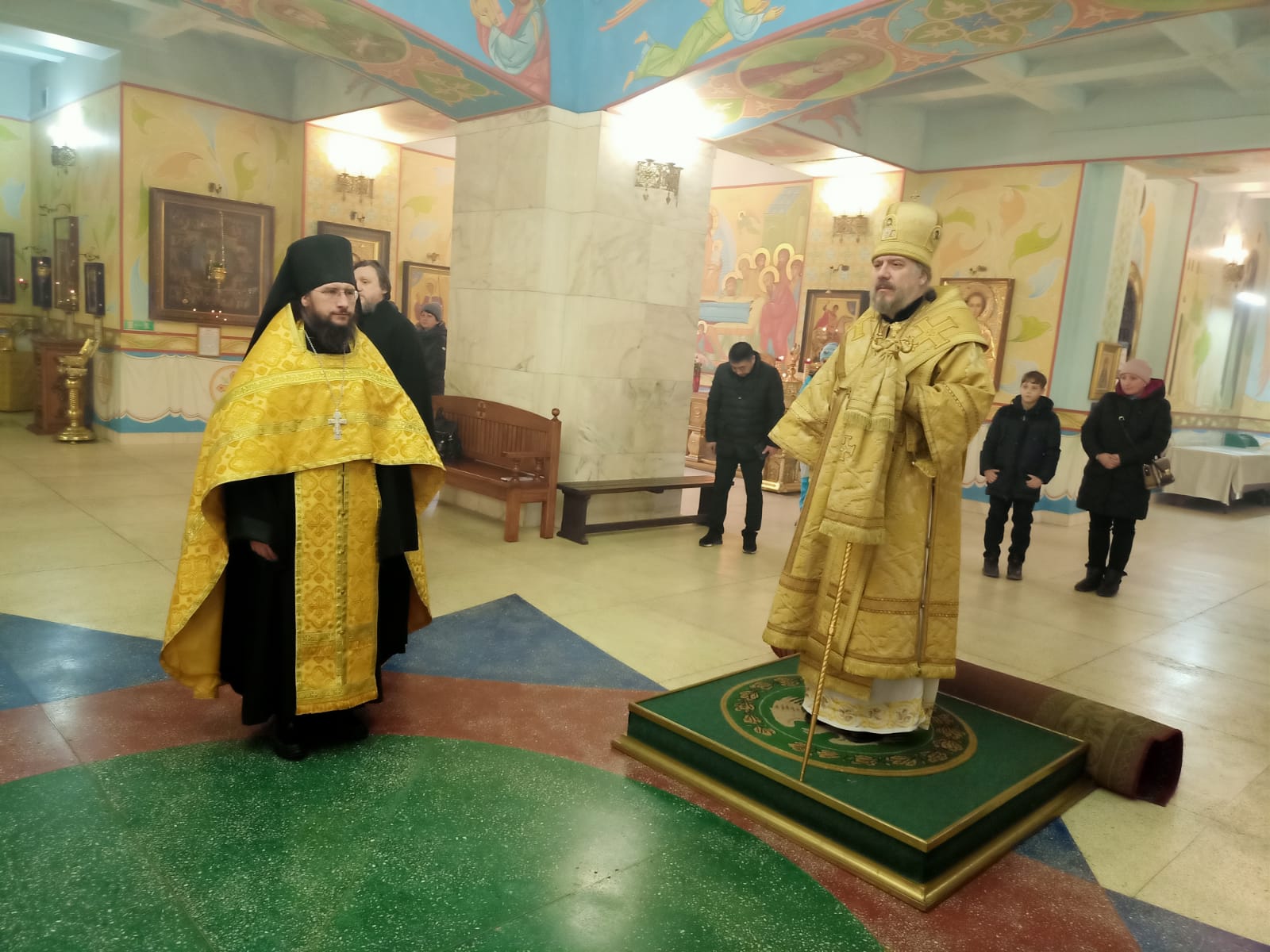 Епископ Находкинский и Преображенский Николай возглавил всенощное бдение в Казанском соборе.