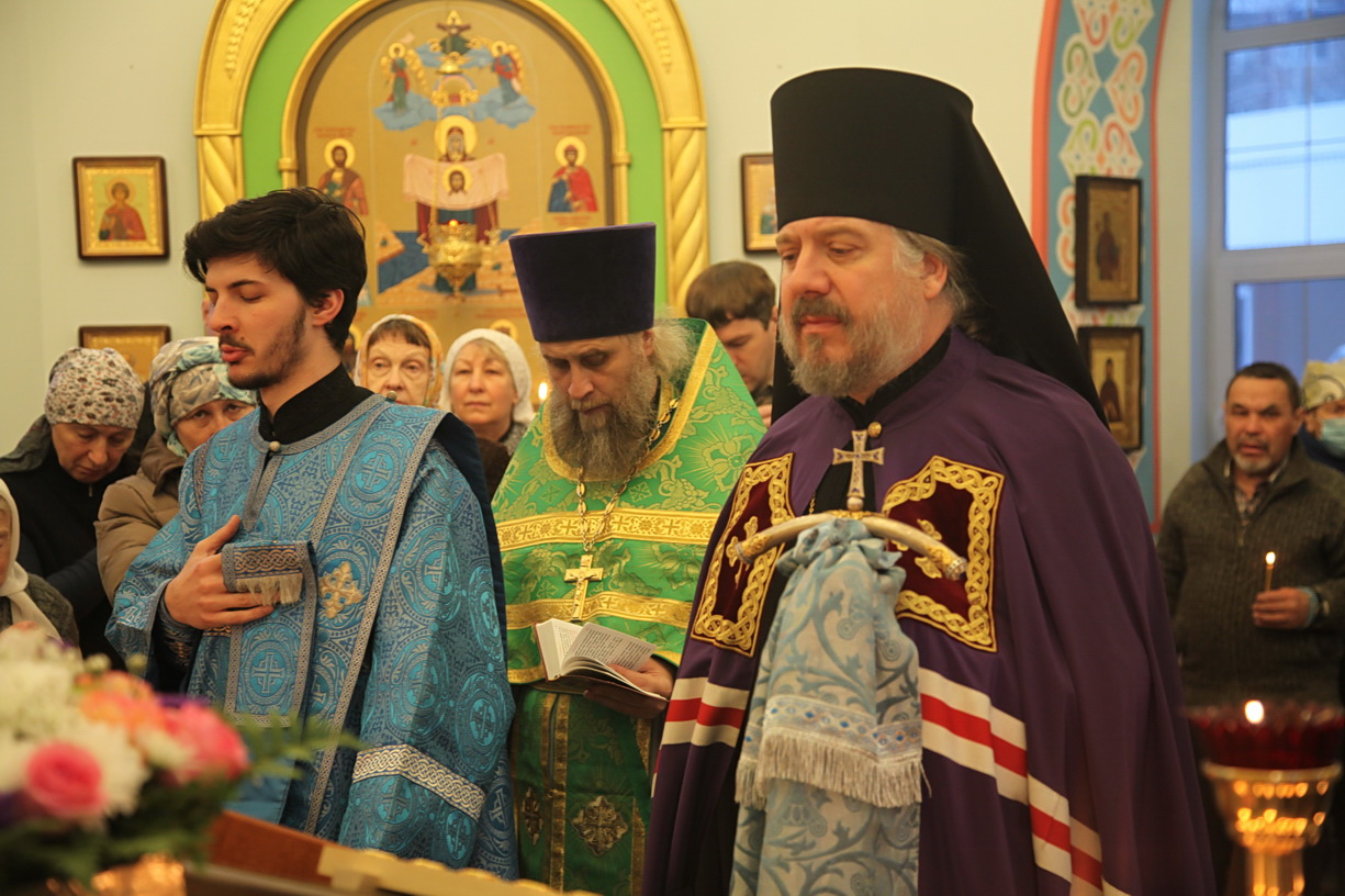 В праздник Сретения Господа и Спаса нашего Иисуса Христа, епископ Находкинский и Преображенский Николай возглавил Божественную литургию с чином освящения свечей в храме Сретения Господня г. Партизанска.