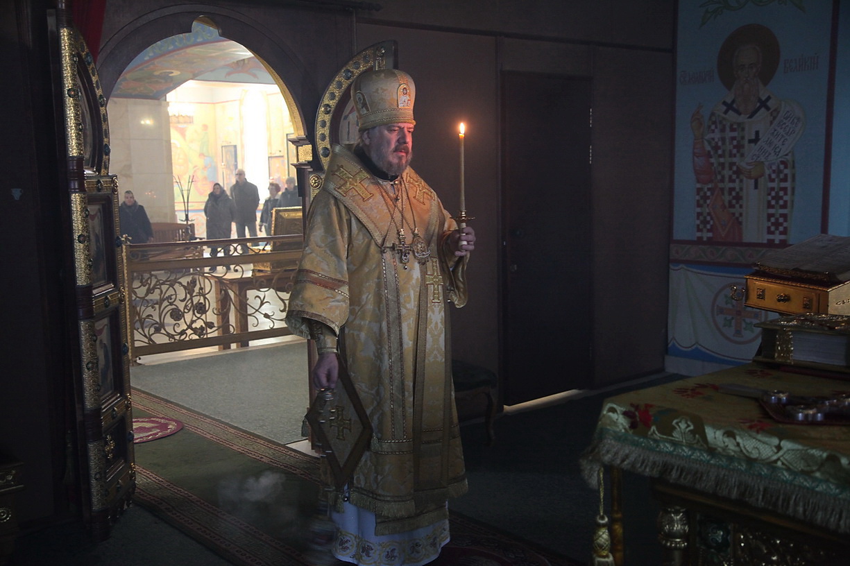 Епископ Находкинский и Преображенский Николай возглавил всенощное бдение в Казанском соборе.