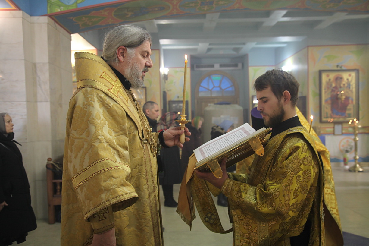 Епископ Находкинский и Преображенский Николай возглавил всенощное бдение в Казанском соборе.