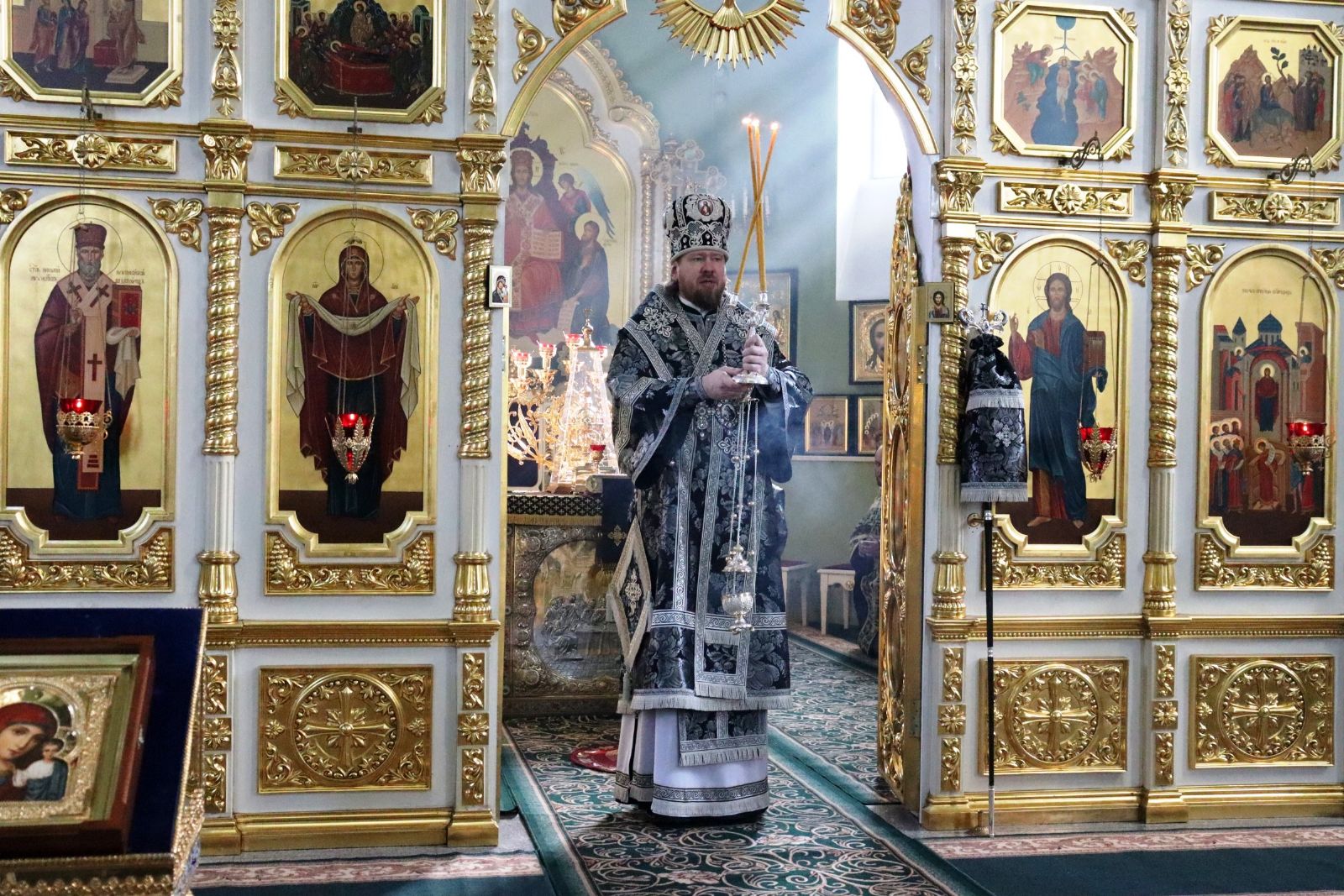 Митрополит Владимир совершил первую в этом году Литургию Преждеосвященных Даров в Покровском соборе