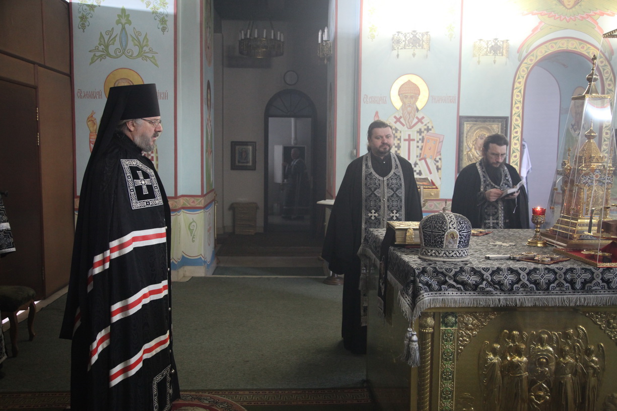 В четверг первой седмицы Великого поста епископ Николай молился за уставным богослужением в Казанском соборе г. Находки.