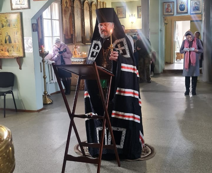 В среду первой седмицы Великого поста епископ Находкинский и Преображенский Николай совершил повечерие с чтением Великого покаянного канона прп. Андрея Критского в храме Живоначальной Троицы п. Врангель..