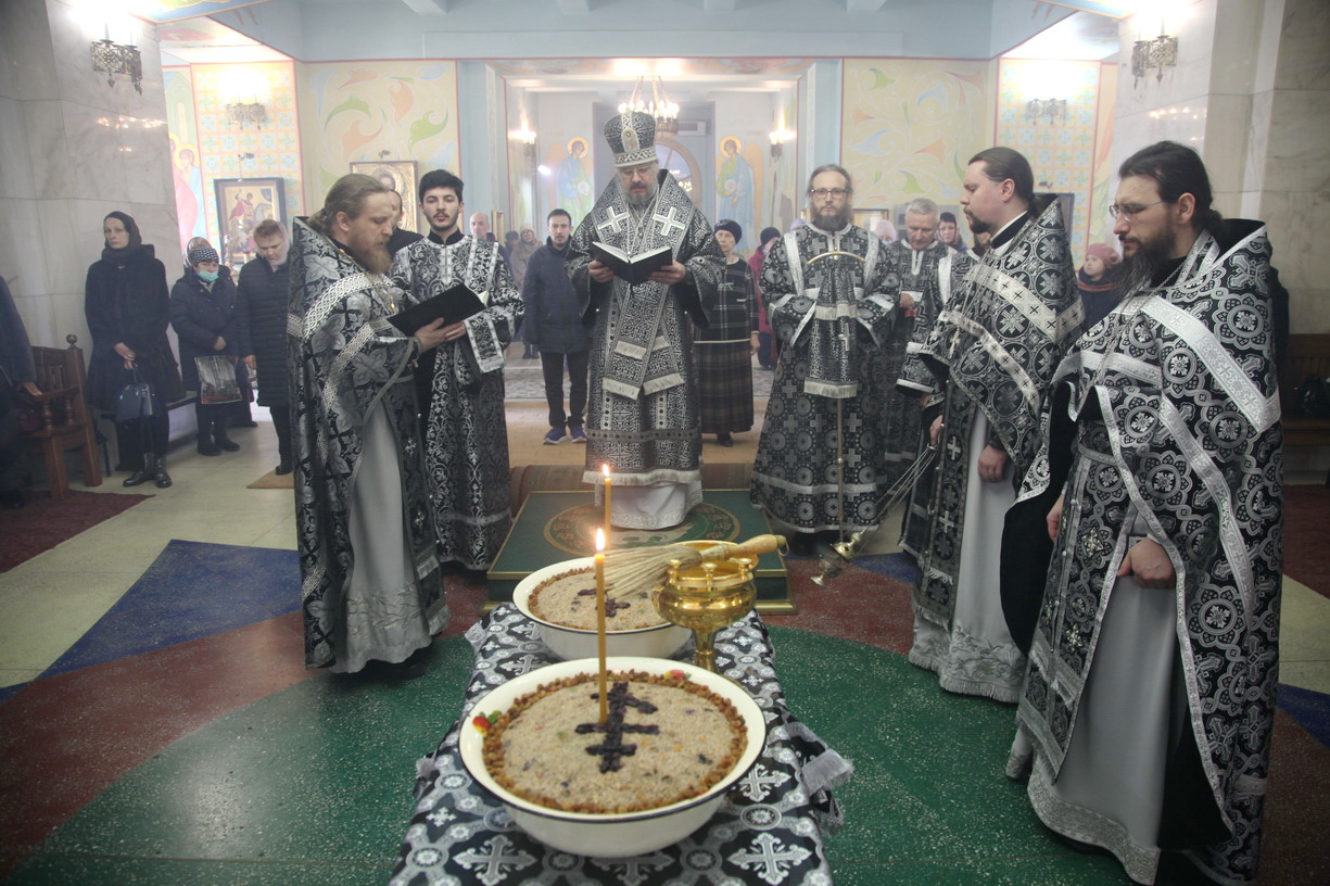 В пятницу первой седмицы Великого поста епископ Находкинский и Преображенский Николай совершил Литургию Преждеосвященных Даров и чин освящения колива в Казанском Кафедральном соборе г.Находки.