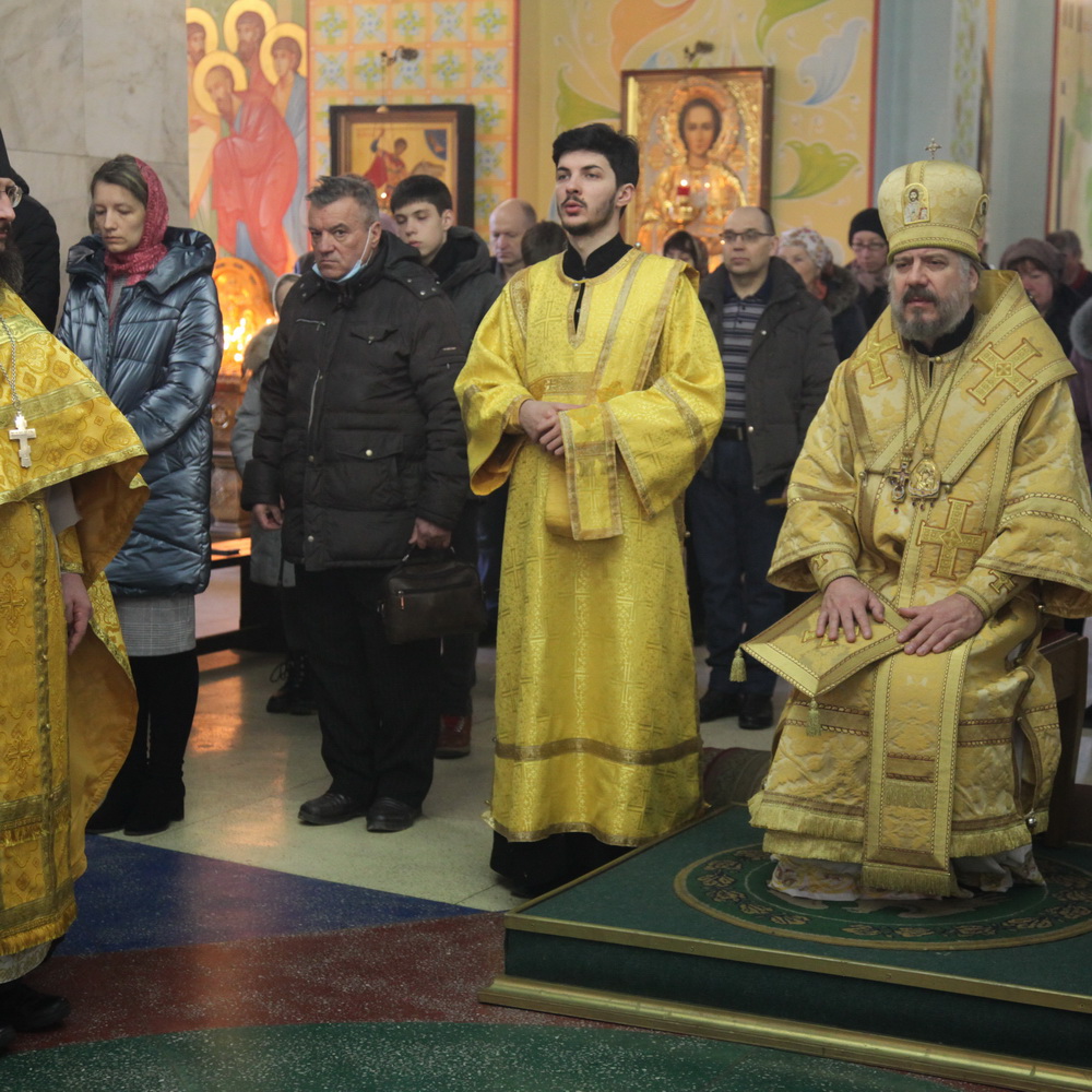 В Неделю Сыропустную, Прощеное воскресенье, епископ Находкинский и Преображенский Николай совершил Божественную литургию и вечерню с чином прощения в Казанском Кафедральном соборе г. Находки.
