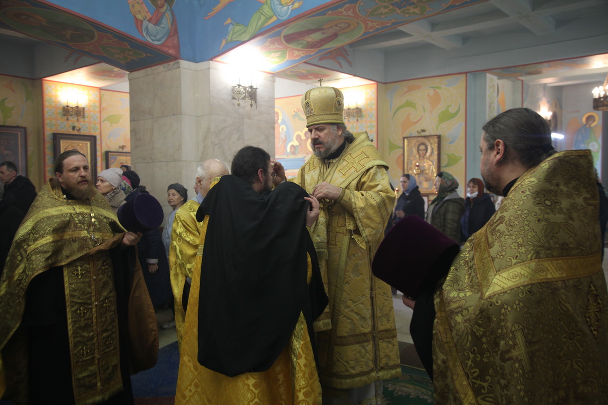 Епископ Находкинский и Преображенский Николай возглавил всенощное бдение в Казанском соборе.