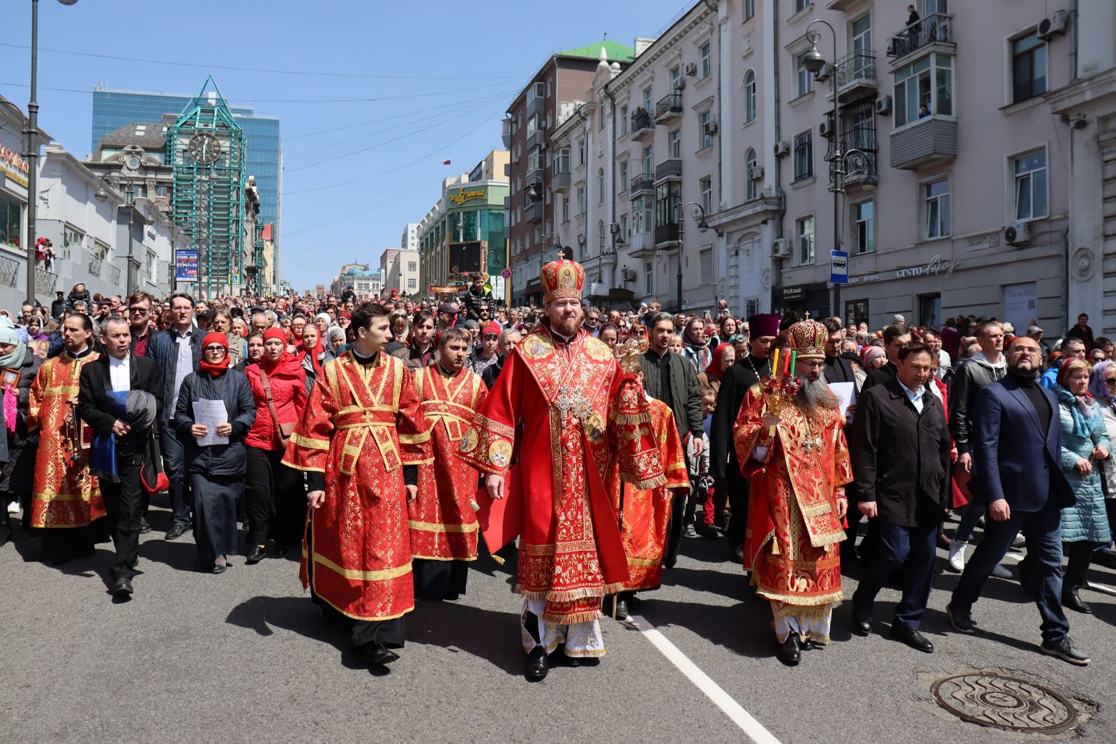 Самый масштабный на Дальнем Востоке крестный ход прошел по центру Владивостока в праздник Святой Пасхи