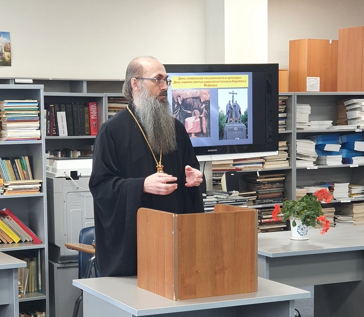 Епископ Уссурийский Иннокентий выступил в Школе гуманитарных наук ДВФУ в День славянской письменности культуры