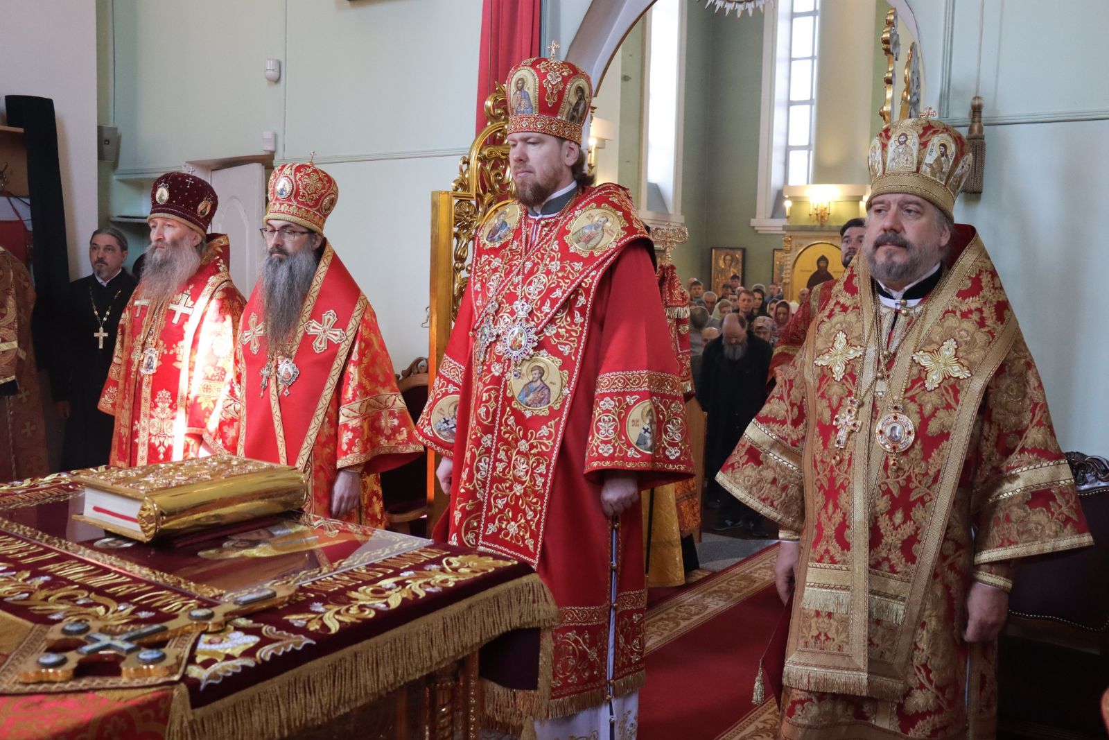 Архипастыри Приморской митрополии совершили Божественную литургию в Покровском соборе
