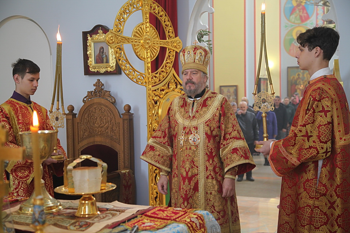 В неделю 2-ю по Пасхе, уверования апостола Фомы, епископ Находкинский и Преображенский Николай совершил Божественную литургию в Казанском Кафедральном соборе г. Находки.