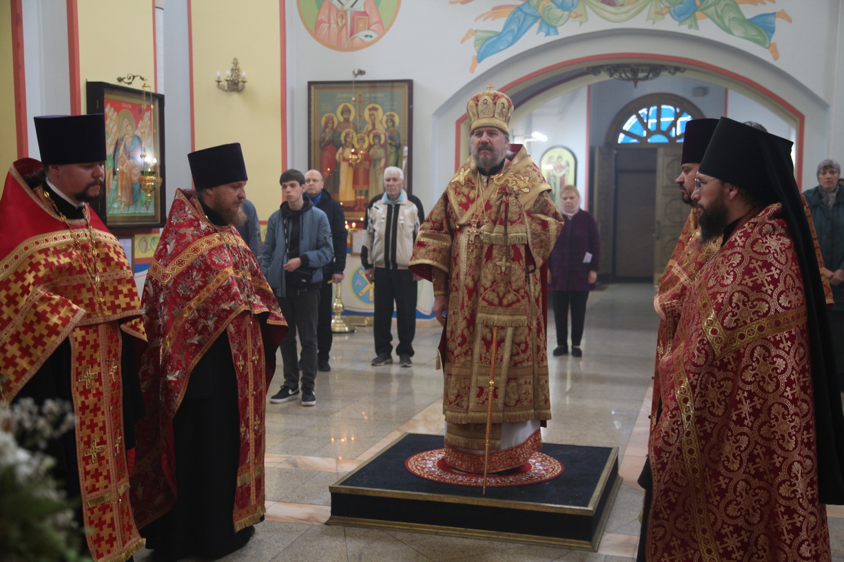 Епископ Находкинский и Преображенский Николай возглавил всенощное бдение в Казанском соборе.