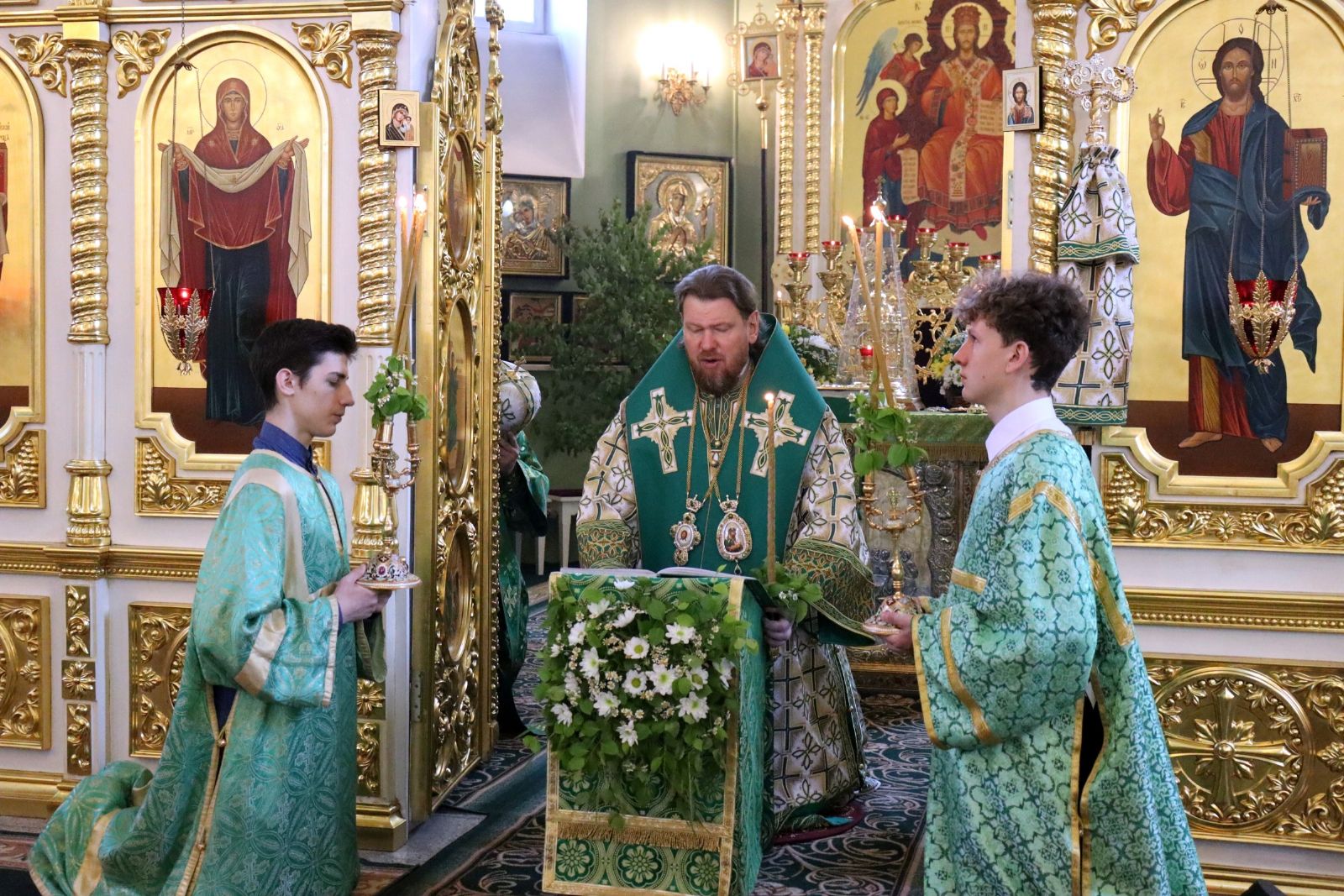 В день Святой Троицы глава Приморской митрополии возглавил Божественную литургию в Покровском соборе