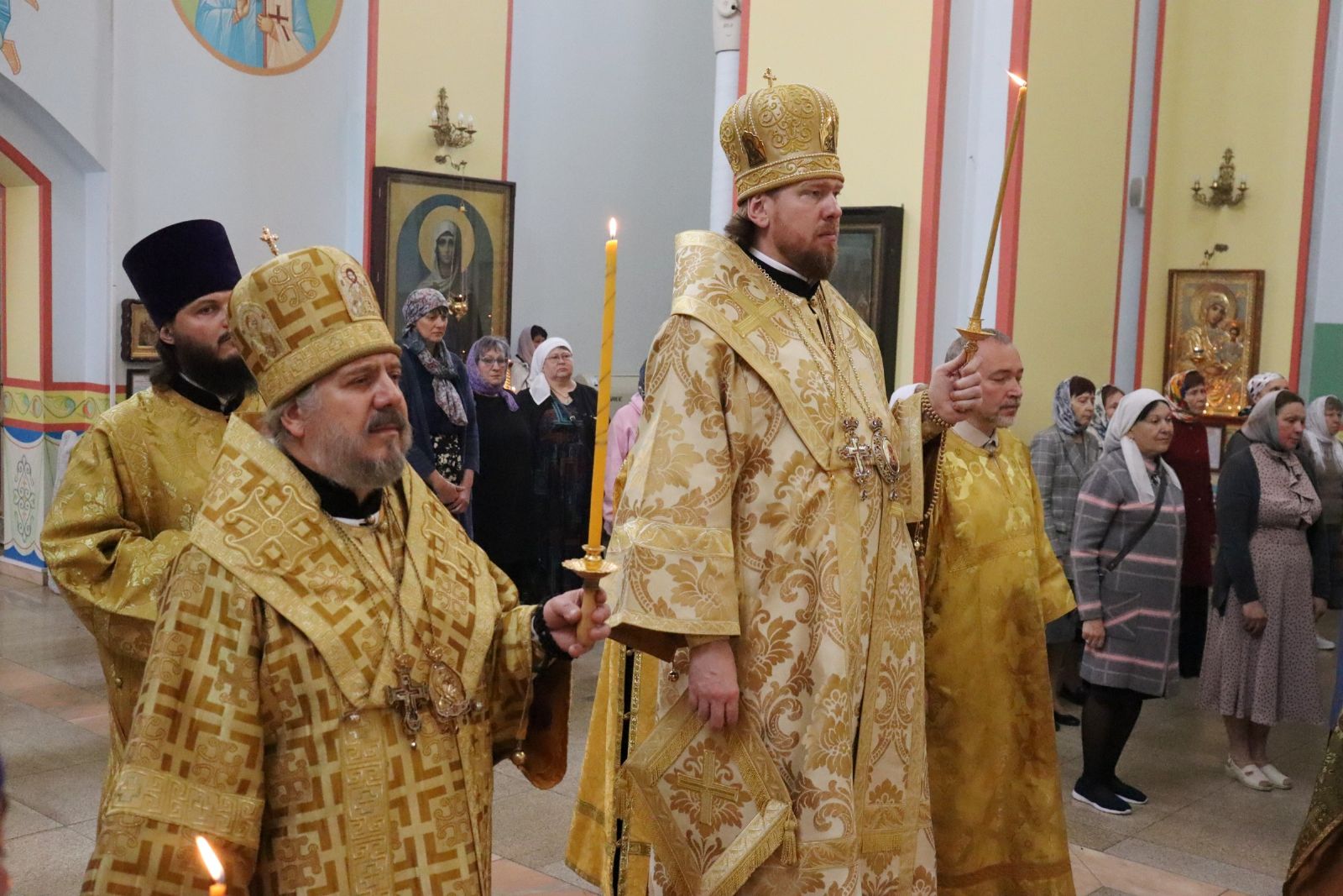 В канун недели Всех святых митрополит Владимир возглавил всенощное бдение в Казанском кафедральном соборе города Находки