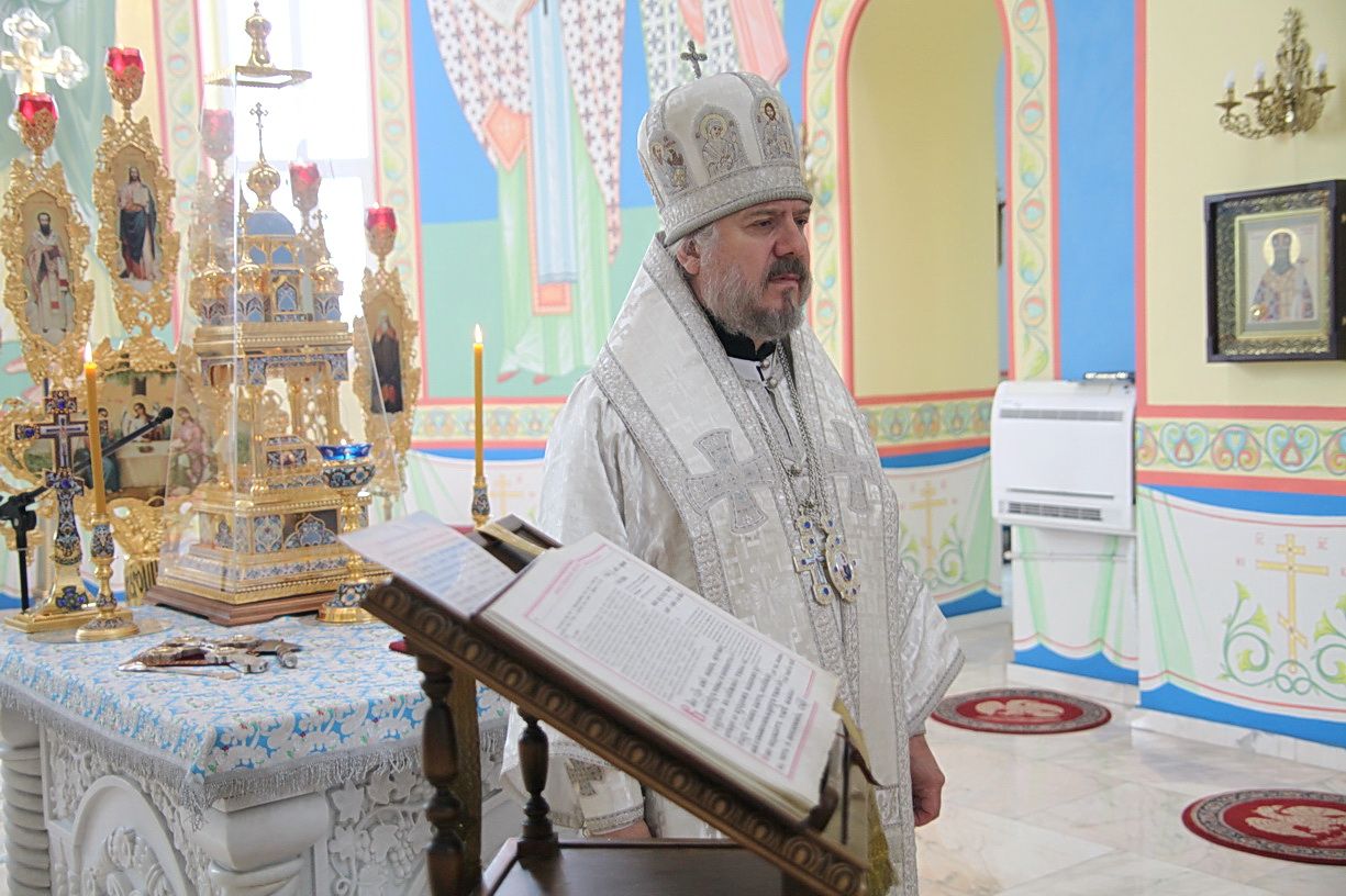 В Троицкую родительскую субботу епископ Находкинский и Преображенский Николай возглавил Божественную литургию и поминовение усопших в Казанском Кафедральном соборе г. Находки.