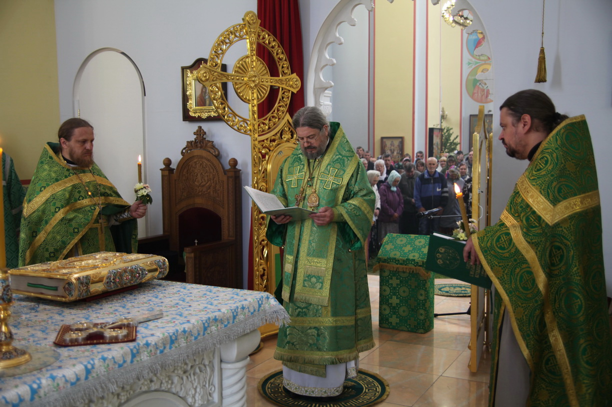 В праздник Пятидесятницы епископ Находкинский и Преображенский Николай совершил праздничную Божественную литургию в Казанском соборе г. Находки.