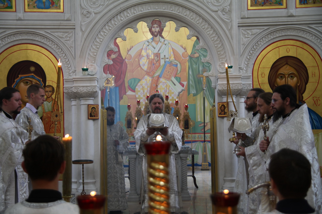 В неделю 7-ю по Пасхе, памяти святых отцов I Вселенского Собора, епископ Находкинский и Преображенский Николай совершил Божественную литургию в Казанском Кафедральном соборе г.Находки