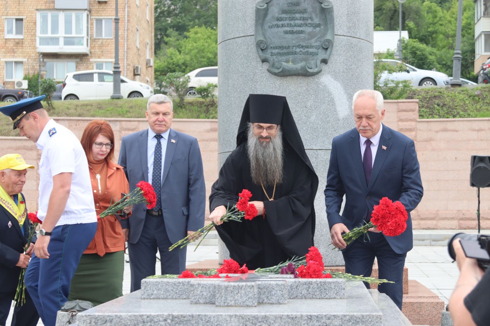 Епископ Иннокентий принял участие в церемонии возложения цветов к надгробию графа Муравьева-Амурского