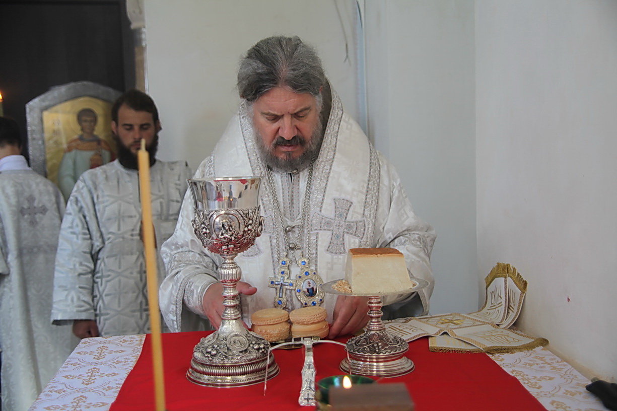 Епископ Находкинский и Преображенский Николай возглавил Божественную литургию в Свято-Максимовском храме.