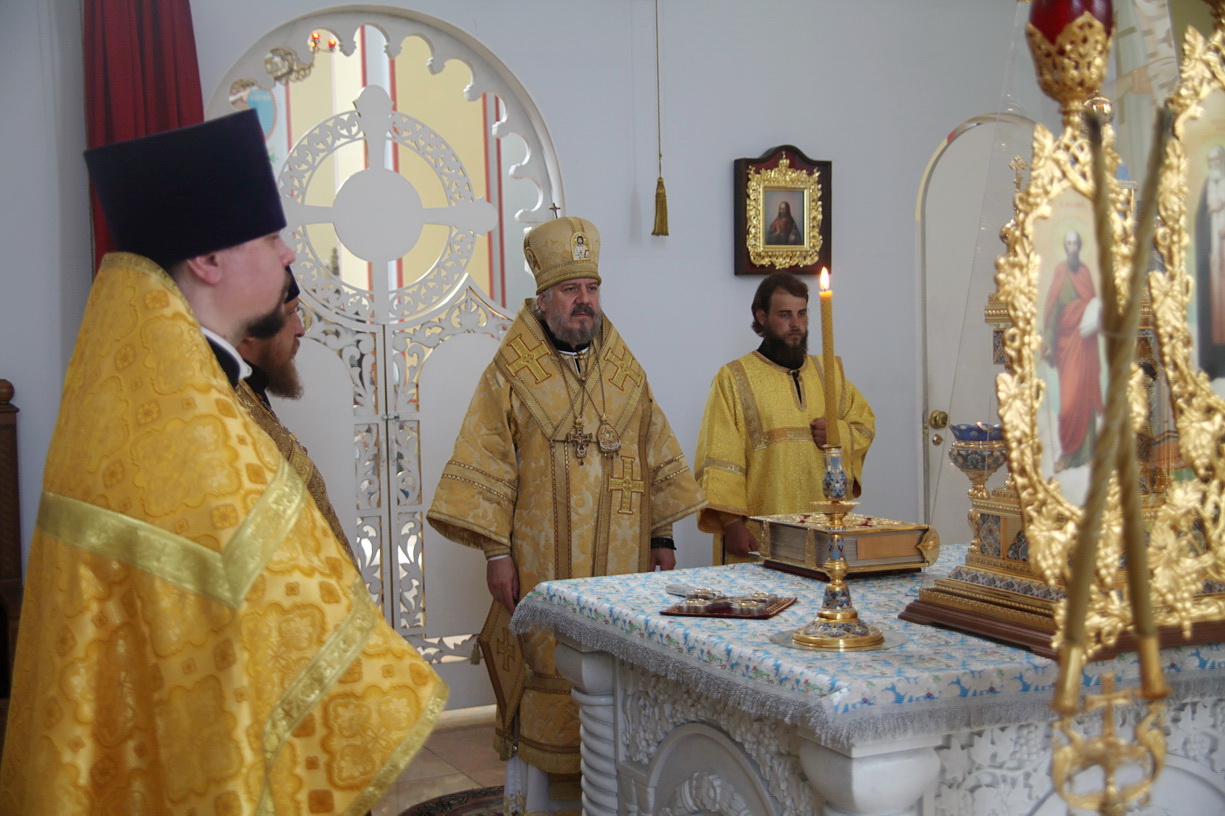 Епископ Находкинский и Преображенский Николай возглавил всенощное бдение в Казанском соборе.