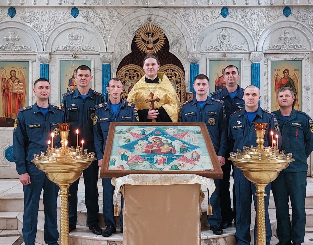 В Кафедральном Благовещенском соборе прошел Благодарственный молебен в честь иконы «Неопалимая купина» для пожарных и спасателей МЧС (+ Фото)