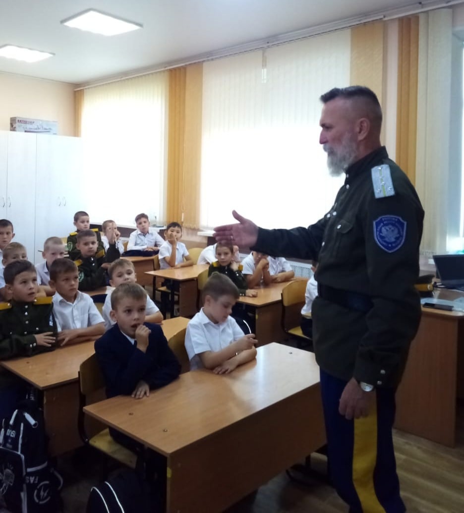В МОБУ СОШ № 10 прошло занятие на тему «Значение слов «война» и «Победа» с учащимися казачьих классов (+ Фото)
