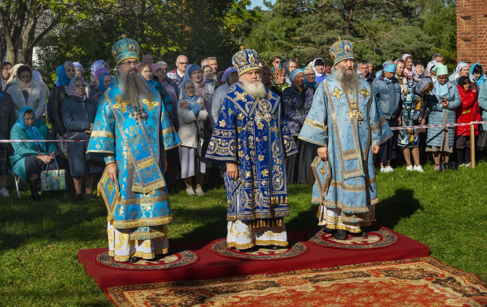 В день престольного праздника Богородице-Рождественского женского монастыря сонм архиереев совершил Божественную литургию в монастыре Рождества Пресвятой Богородицы (+ Фото)