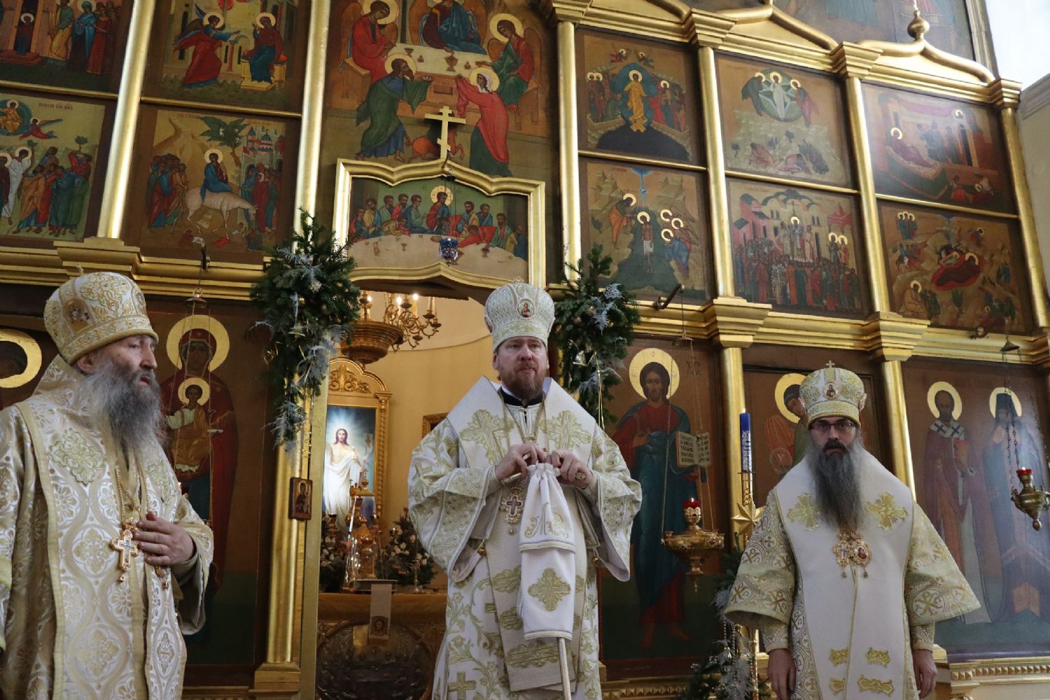 Архипастыри Приморской митрополии совершили Божественную литургию в Свято-Никольском соборе (+ Фото)