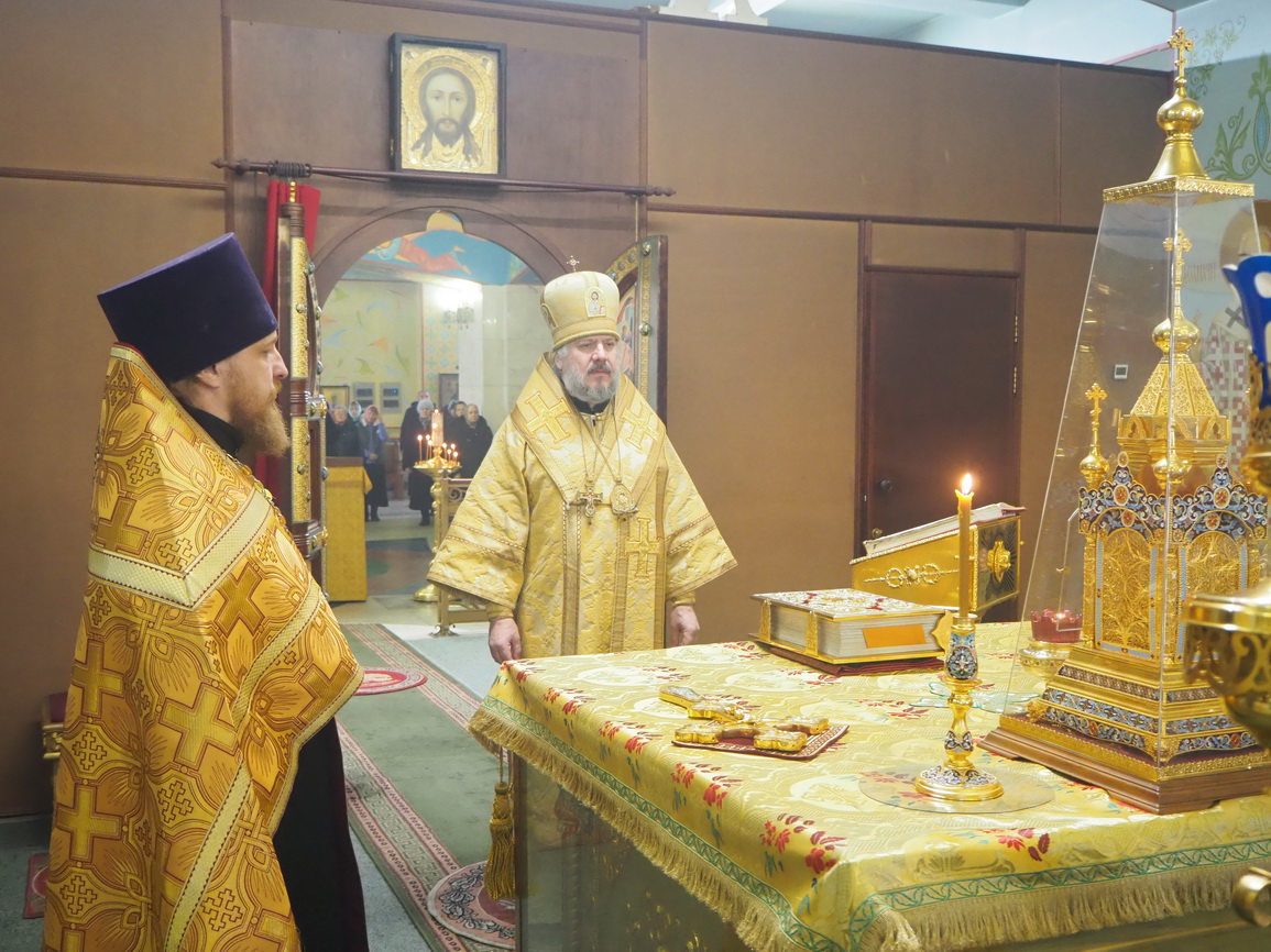 Епископ Находкинский и Преображенский Николай возглавил всенощное бдение в Казанском соборе.